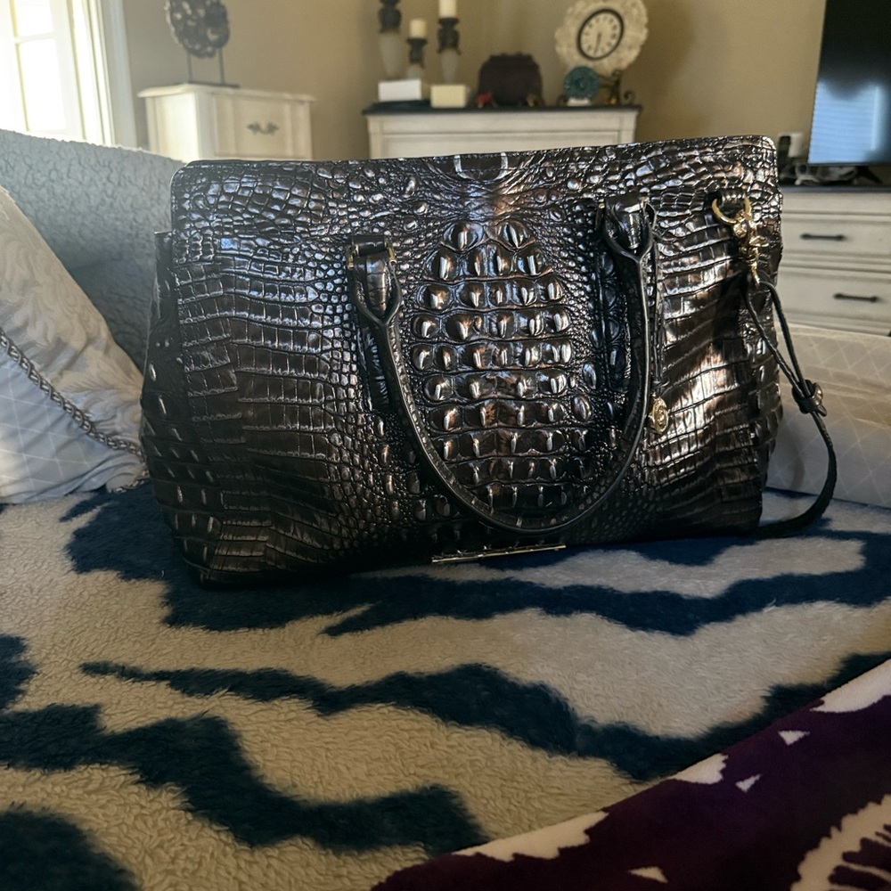 Brahmin Findley Carryall
Colors:Black, silver, brown crocodile embossed tote